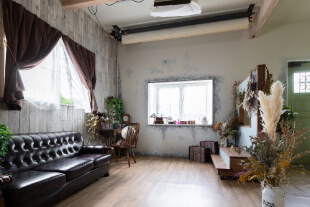 大きな窓で明るいスタイジオ内