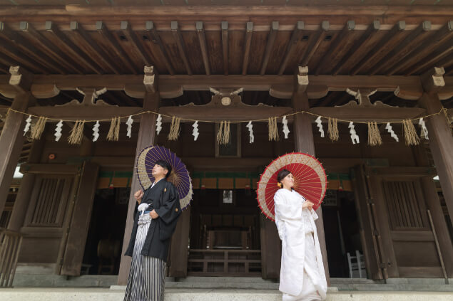 前撮りイメージ：和装　神社の前で
