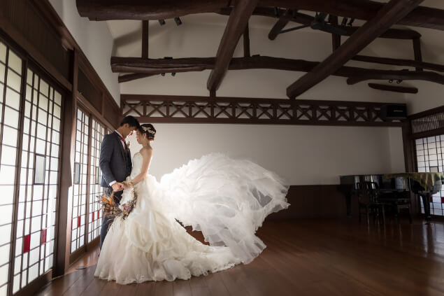 前撮りイメージ：白ドレス　室内