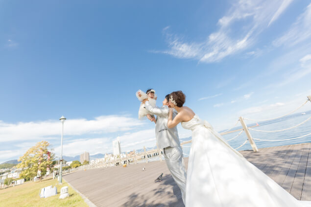 前撮りイメージ：白ドレス　かんたん公園で赤ちゃんと