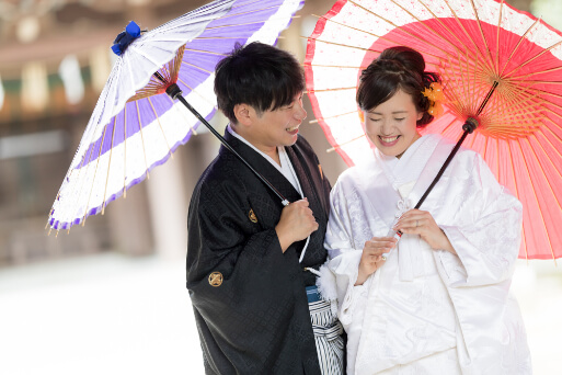 前撮りイメージ：和装 傘を持って