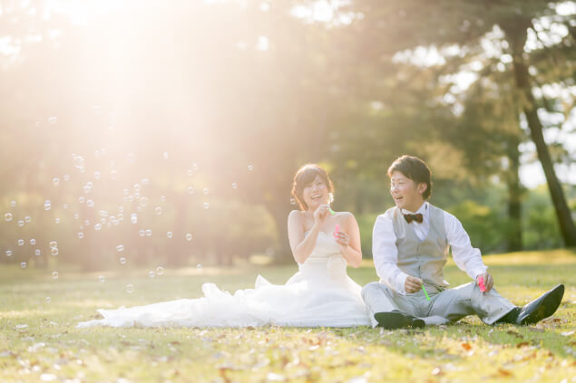前撮りイメージ：ドレス　芝生の上で