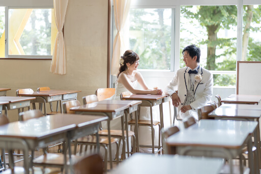 前撮りイメージ：白ドレス　学校の教室