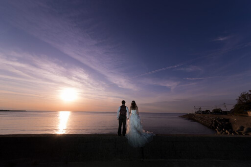 前撮りイメージ：夕焼けと海