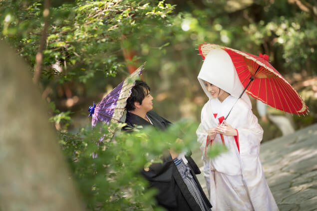 前撮りイメージ：緑を背景に傘