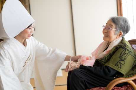 おじいちゃん、おばあちゃんに見せに行って一緒に撮影することもできます。