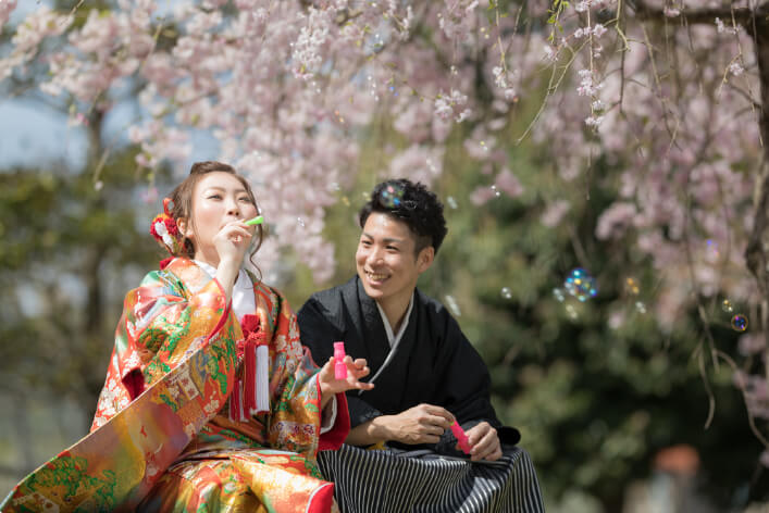 前撮りイメージ：桜の下でシャボン玉（和装）