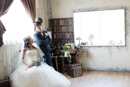 前撮りイメージ：白ドレス　スタジオで