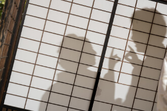 撮影イメージ：和装 障子とシルエット