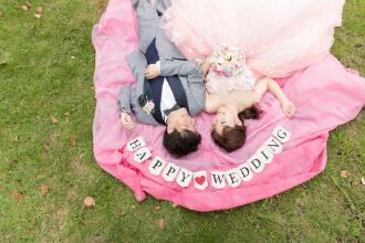 撮影イメージ：ドレス　芝生