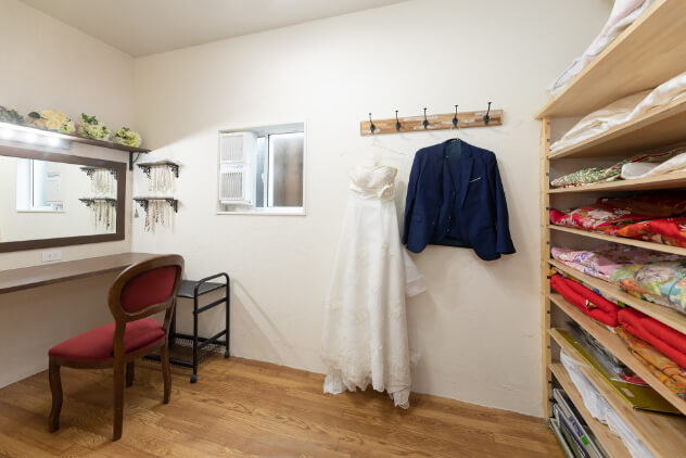 スタジオ横にはメイク・着替えが出来る部屋もご用意しています